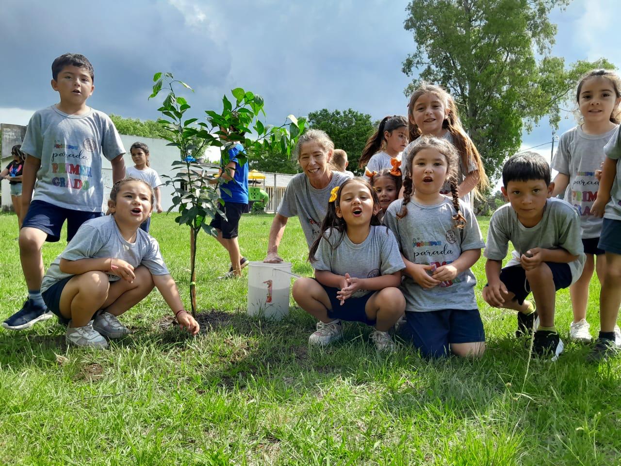 Niños formando un corazón