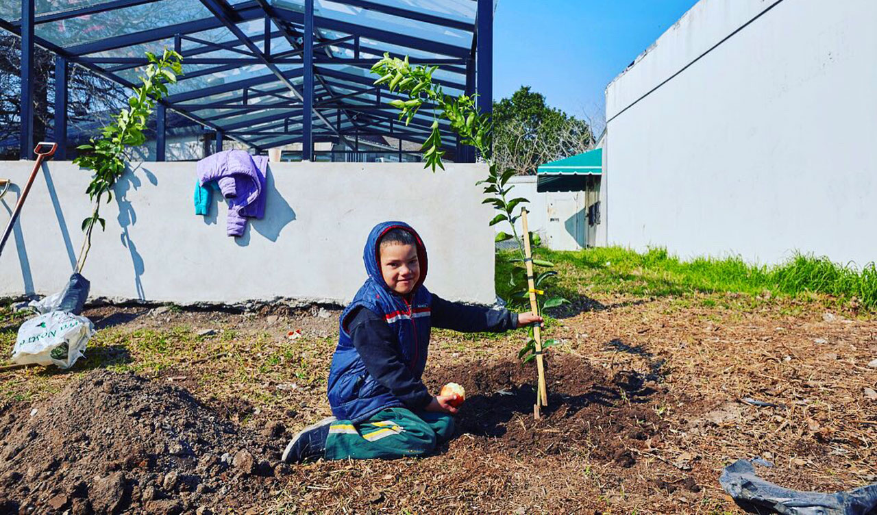 Niños cosechando